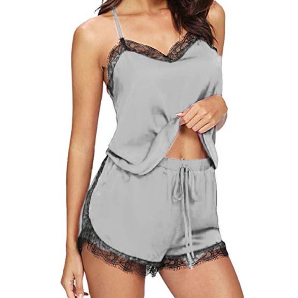 Conjunto de pijama sexy de encaje gris para mujer llevado por una mujer