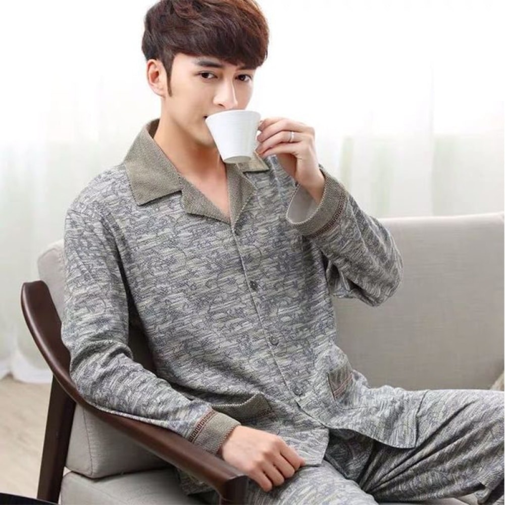 Pijama caqui de algodón para hombre que lleva un hombre tomando el té en una casa