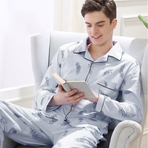 Pijama de plumas azules que lleva un hombre sentado en una silla en una casa