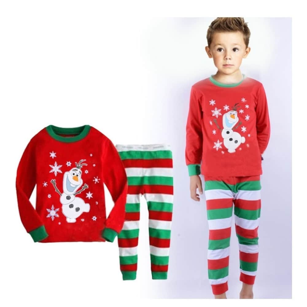 Pijama de Navidad con rayas y muñeco de nieve para niños llevado por un niño a la moda