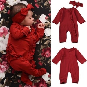 Pelele navideño rojo para bebés niñas y niños de 0 a 18 meses muy de moda llevado por un bebé