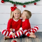 Pijama de Navidad a rayas para una niña y un niño con estilo