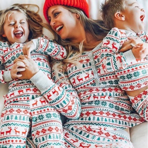 Pijamas navideños para toda la familia con modernos estampados de ciervos
