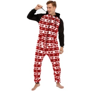 Traje de pijama para hombre con estampado de franela roja llevado por un hombre a la moda rojo y negro