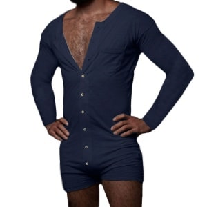 Traje corto de pijama azul claro llevado por un hombre a la moda