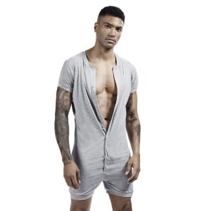 Traje de pijama corto gris sexy llevado por un hombre