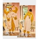 Pijama de felpa de Pikachu para hombre y mujer que lleva un hombre muy a la moda en una casa