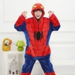 Pijama de Spider Man para adultos llevado por una mujer en una casa