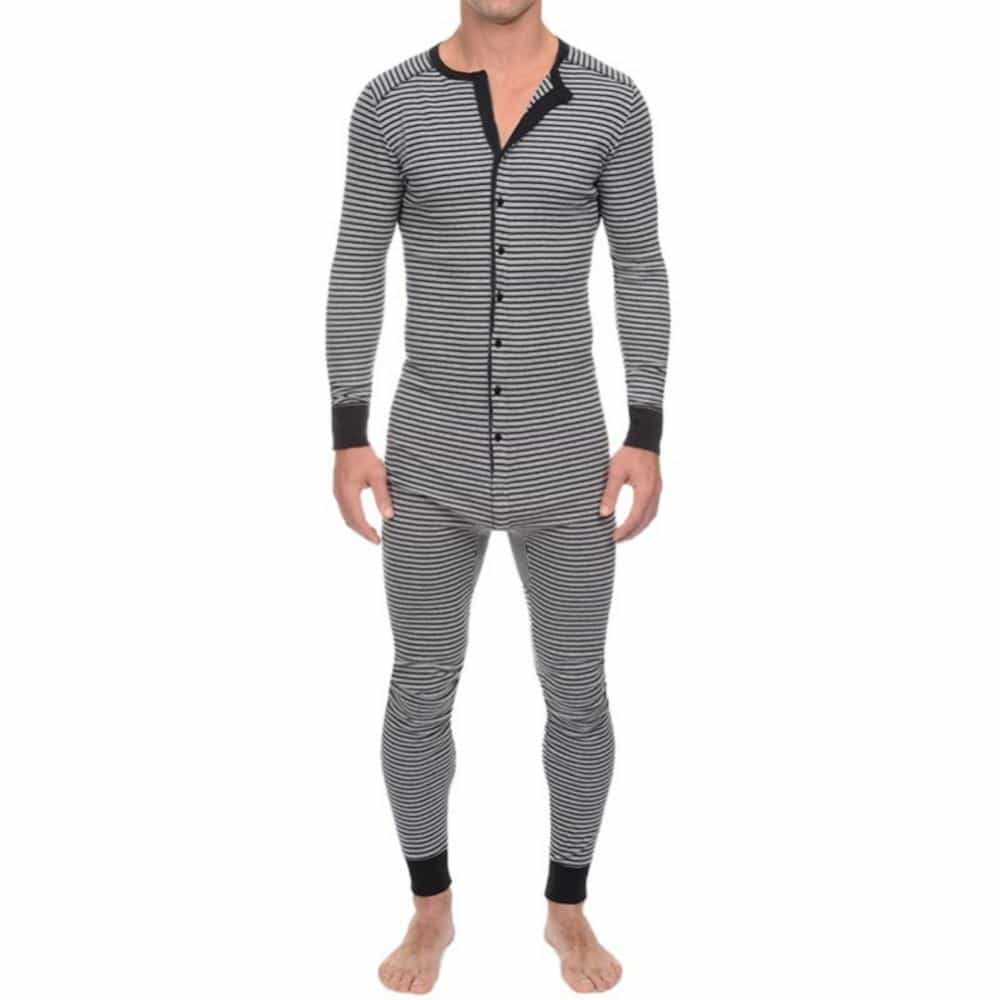 Traje de pijama masculino a rayas llevado por un hombre a la moda de muy alta calidad