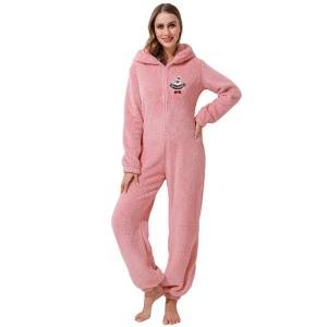 Mono de forro polar con logotipo rosa para mujer, llevado por una mujer a la moda