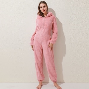 Traje de pijama femenino de forro polar en color rosa sólido llevado por una mujer a la moda