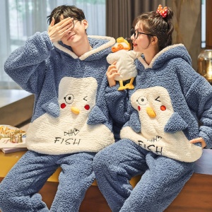 Divertido pijama de pareja azul y blanco que lleva una pareja en una casa