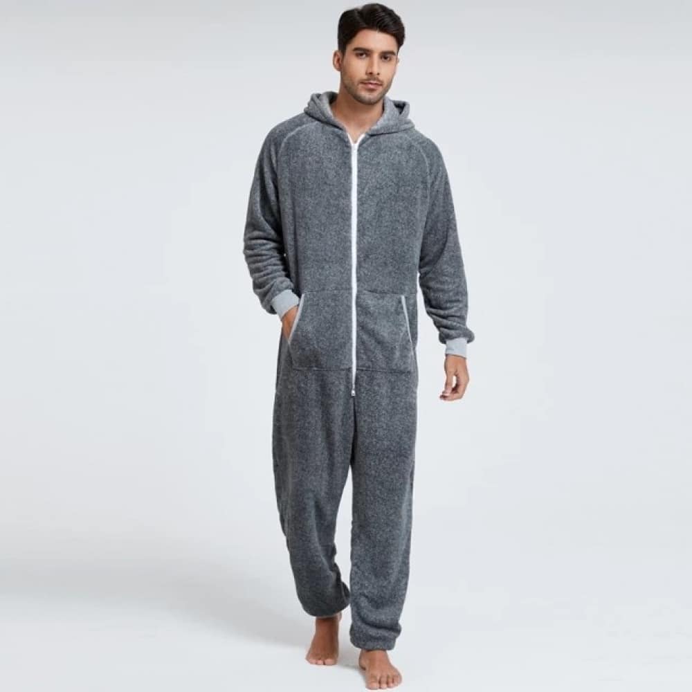 Traje de pijama de vellón gris de muy alta calidad llevado por un hombre a la moda