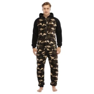 Traje de pijama de forro polar militar de muy alta calidad llevado por un hombre a la moda