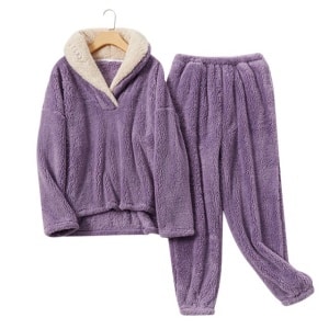 Conjunto de pijama de invierno de forro polar morado para mujer con cinturón de moda