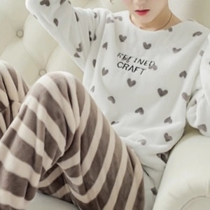 Pijama de invierno de manga larga con estampado de corazones y rayas blancas y marrones