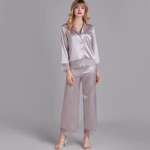 Elegante conjunto de pijama femenino de encaje y satén llevado por una mujer a la moda