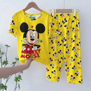 Pijama de verano para niños Mickey Mousse amarillo sobre un cinturón en una casa