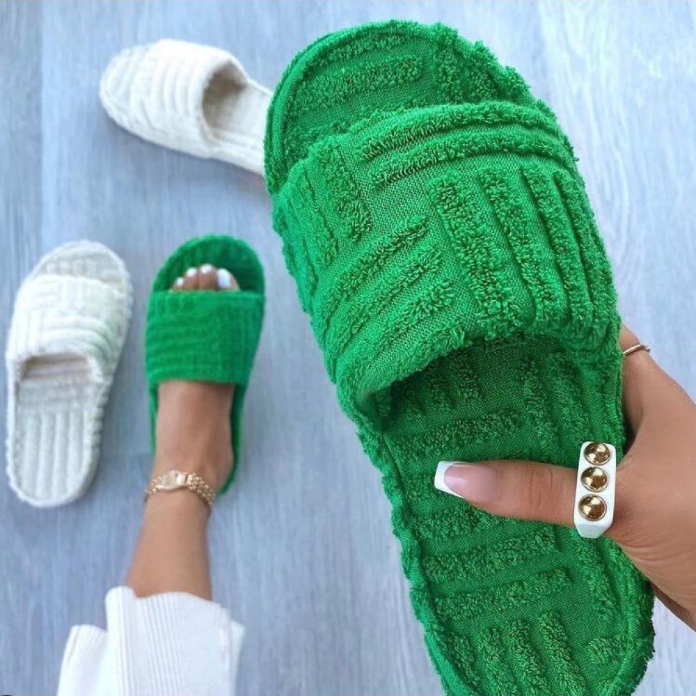 Moderna zapatilla de felpa verde y blanca