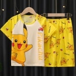 Pijama de verano Pikachu para niños amarillo sobre un cinturón en una casa