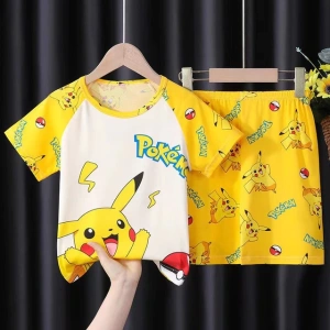 Pokémon Pikachu pijama de verano para niños amarillo en un cinturón en una casa
