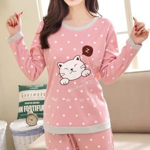 Pijama de gato rosa y gris con una mujer vestida con el pijama