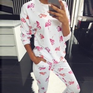 Cálido pijama con exótico estampado blanco y rosa con una mujer vestida con el pijama