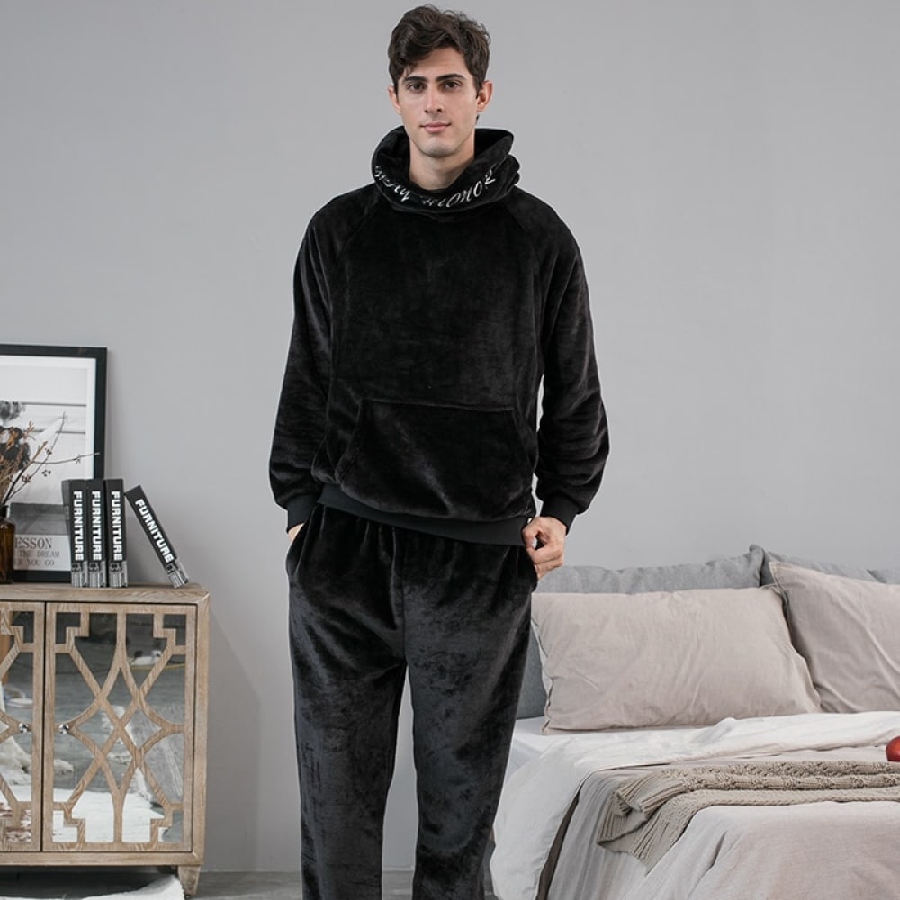 Pijama negro para hombre con capucha, llevado por un hombre alto y joven