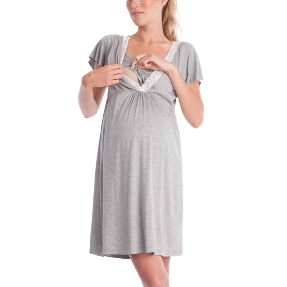 Camisón de embarazada gris con una mujer embarazada con la camisa puesta y fondo blanco