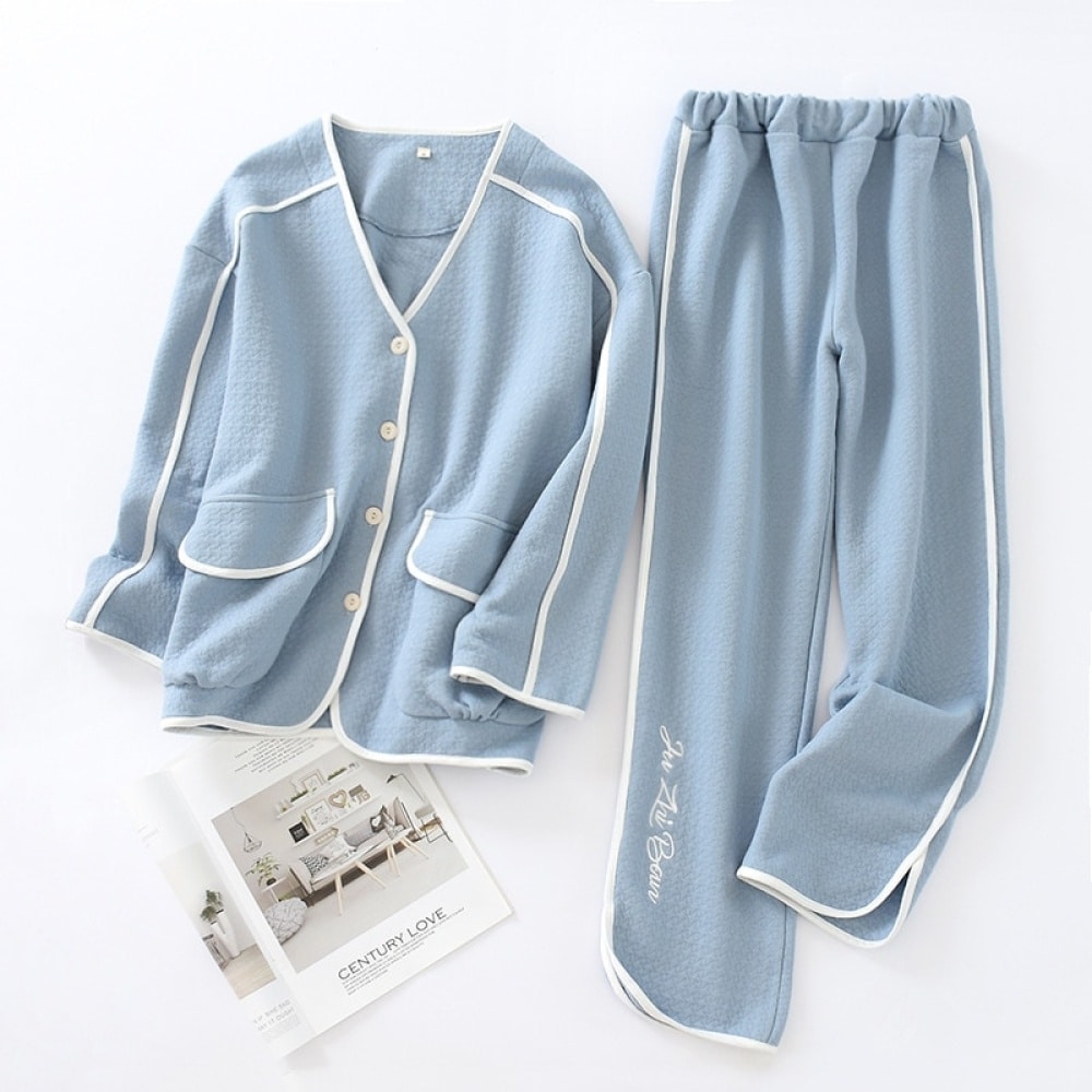 Pijama azul con detalles blancos y fondo blanco