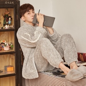 Cálido conjunto de pijama para hombre en gris con un hombre vistiendo el pijama