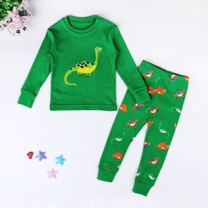 Conjunto de pijama de dinosaurio verde con fondo blanco