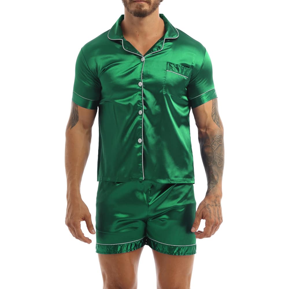 Pijama de satén verde llevado por un hombre con un tatuaje en el brazo izquierdo, el pijama consiste en un pantalón corto y una camisa con botones en la parte delantera
