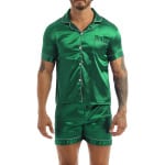 Pijama de satén verde llevado por un hombre con un tatuaje en el brazo izquierdo, el pijama consiste en un pantalón corto y una camisa con botones en la parte delantera