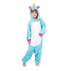 Mono de unicornio azul con una niña llevando el pijama y fondo blanco