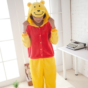 Mono de Winnie the Pooh con una mujer que lleva el pijama con la capucha del pijama sobre la cabeza