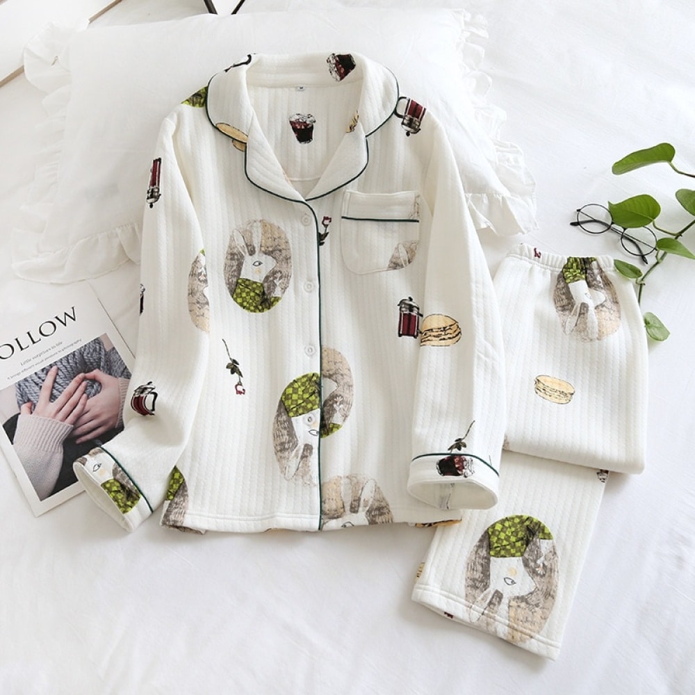 Pijama blanco de algodón de manga larga con estampado de conejitos para la moda de invierno con una hoja de flor en el lateral y una revista