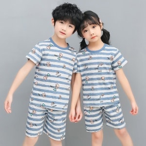 Pijama blanco con rayas azules para niños con dos niños, una niña y un niño que llevan el pijama