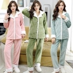 Pijama camisa de forro polar suave con tres colores diferentes es tres mujeres que llevan el pijama