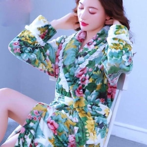 Pijama de forro polar coral con encaje y estampado floral que lleva una mujer muy a la moda