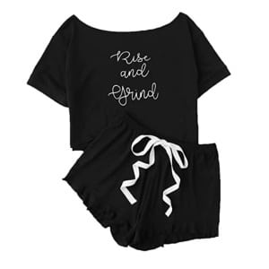 Pijama negro de verano con estampado de subidas y bajadas para mujer de moda en blanco y negro