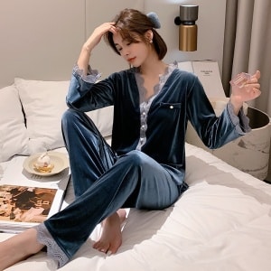 Cálido pijama con cuello en V y una mujer con el pijama puesto en la cama