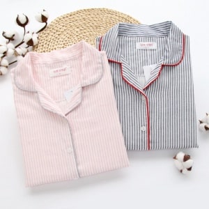 Pijama de algodón a rayas rosas y grises
