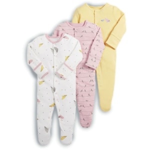 Pijama de 3 piezas con estampado de plumas y pájaros para bebé con fondo blanco