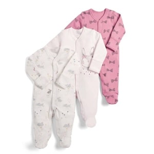Pijama de bebé de tres piezas con diseño de conejito y lazo y fondo blanco