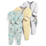 Pijama de 3 piezas con estampado de dinosaurios para bebé con fondo blanco