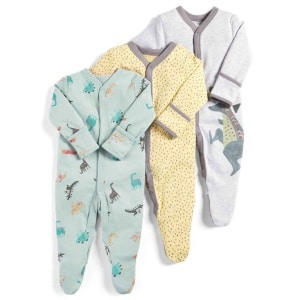 Pijama de 3 piezas con estampado de dinosaurios para bebé con fondo blanco