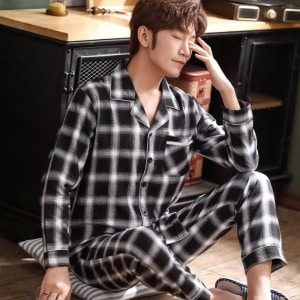 Pijama de hombre a cuadros de manga larga con un hombre con el pijama puesto y fondo de cocina