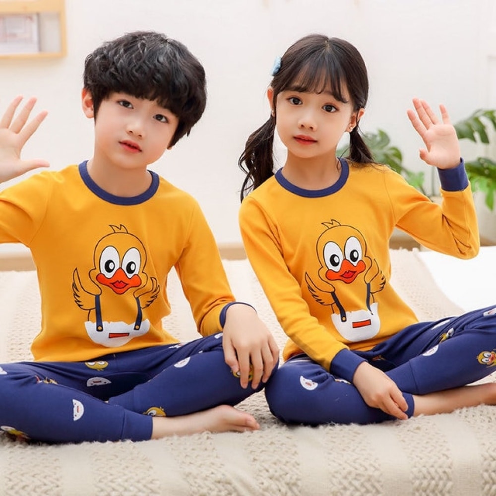 Pijama de primavera con jersey amarillo y pantalón azul para niños con dos niños vistiendo el pijama