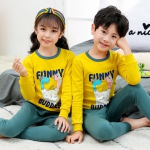 Pijama de primavera con jersey amarillo y pantalón verde para niños con dos niños, una niña y un niño vistiendo el pijama